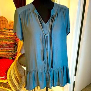 RO & DE Anthropologie Short Sleeve Gray Green Woven Top! Great condition. Medium